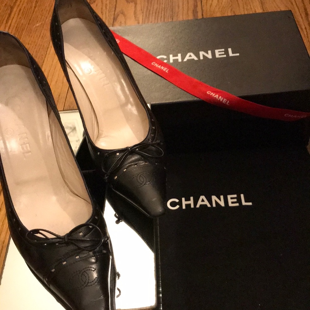 Black Fabulous Chanel C/C Signature Pumps Perfect!